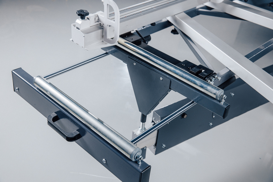 OSTERMANN ALFA 400 DIGIT  Увеличение опорного стола  Расширительный опорный стол имеет возможность увеличения при работе с заготовками большой длины  Опорный ролик, входящий в стандартную комплектацию станка, выдвигается на 450 мм  Таким образом, ...